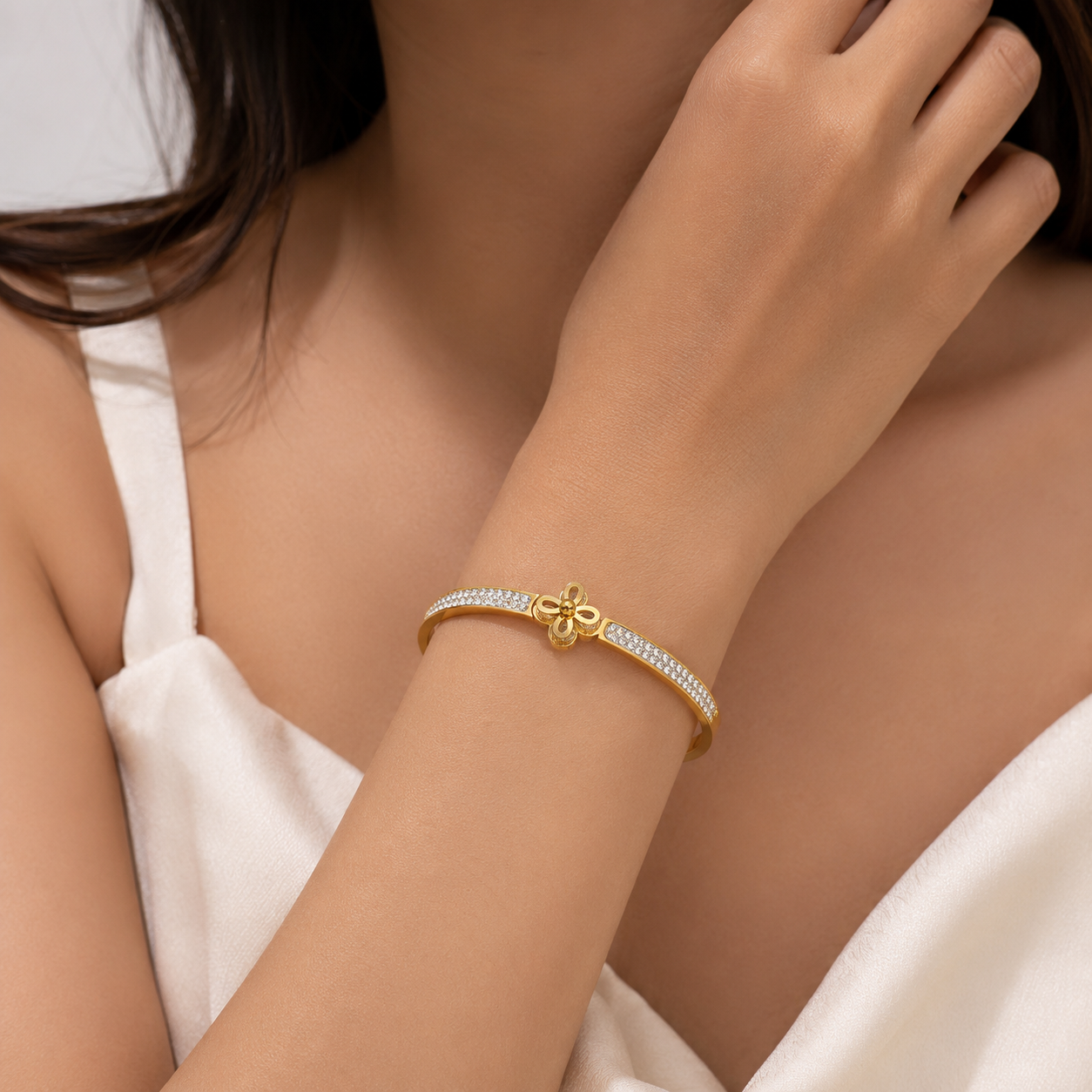 Crystal Clover Bangle – Gold