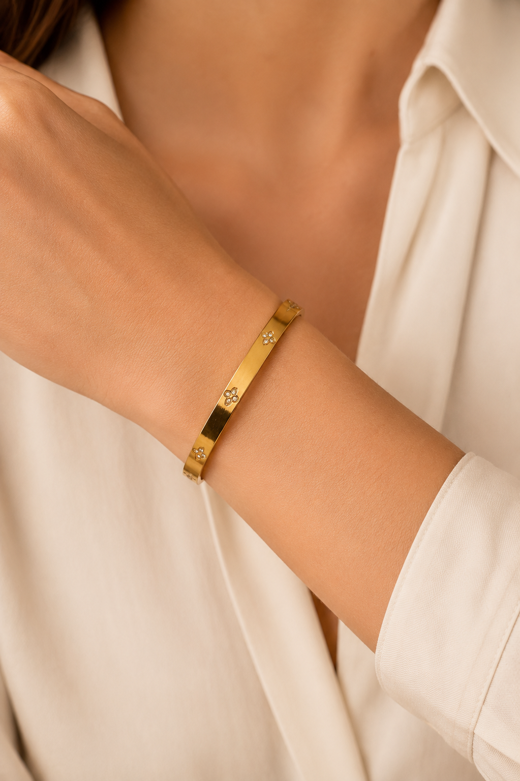 Crystal Clover Bangle – Gold